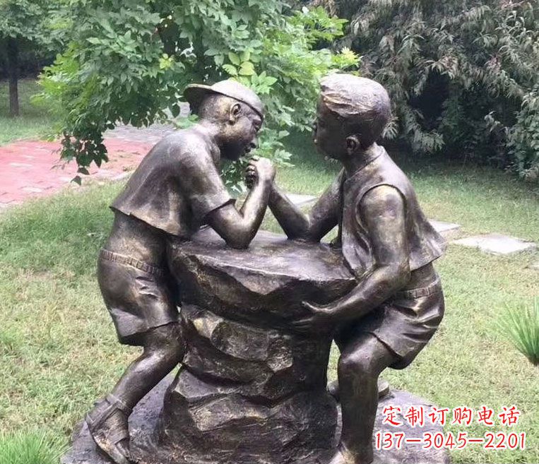 掰手腕儿童雕塑