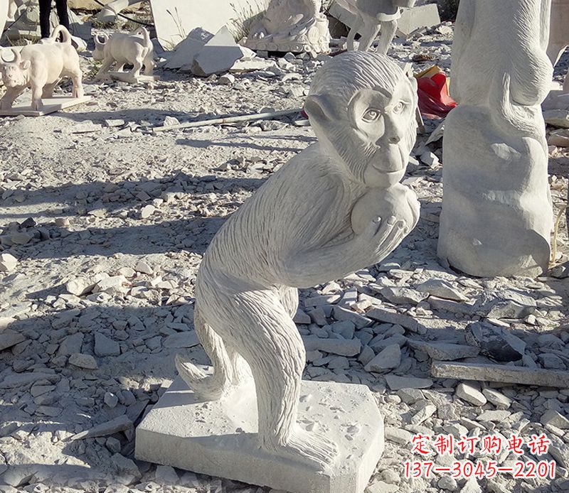 抱桃子的猴子石雕