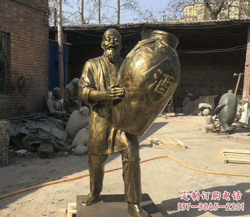 抱着酒坛的人物铜雕