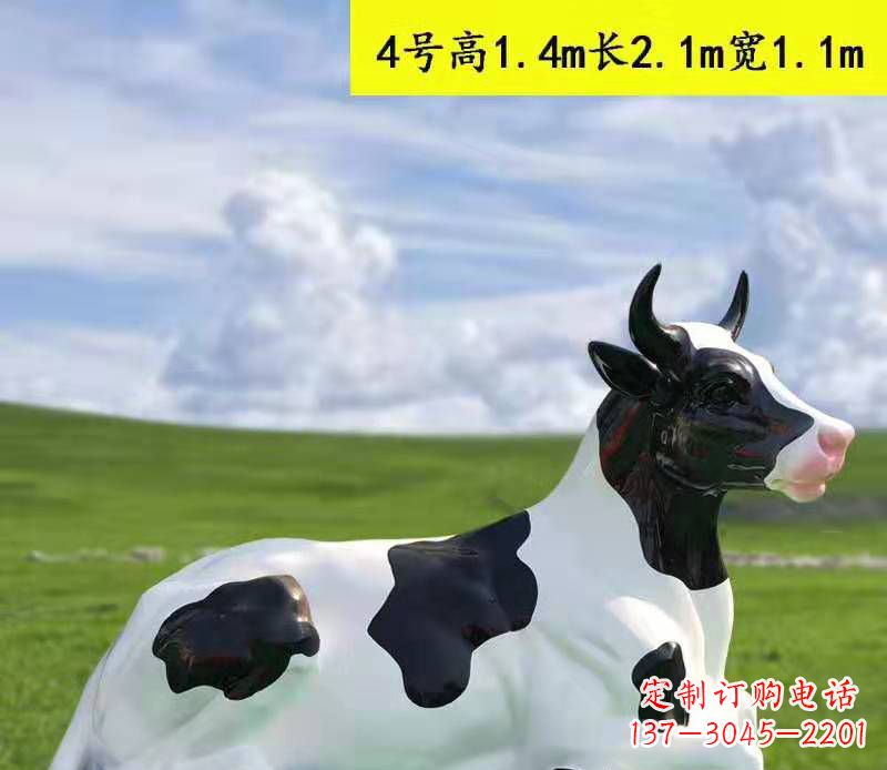 玻璃钢彩绘黑白奶牛雕塑 玻璃钢彩绘黑白奶牛雕塑