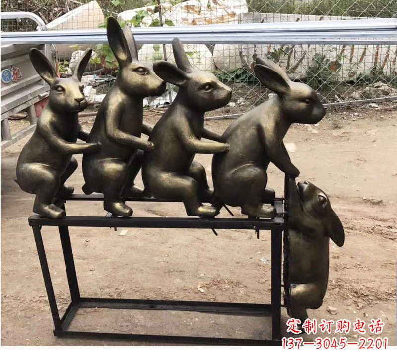 玻璃钢兔子雕塑仿铜玩耍的兔子 玻璃钢兔子雕塑仿铜玩耍的兔子