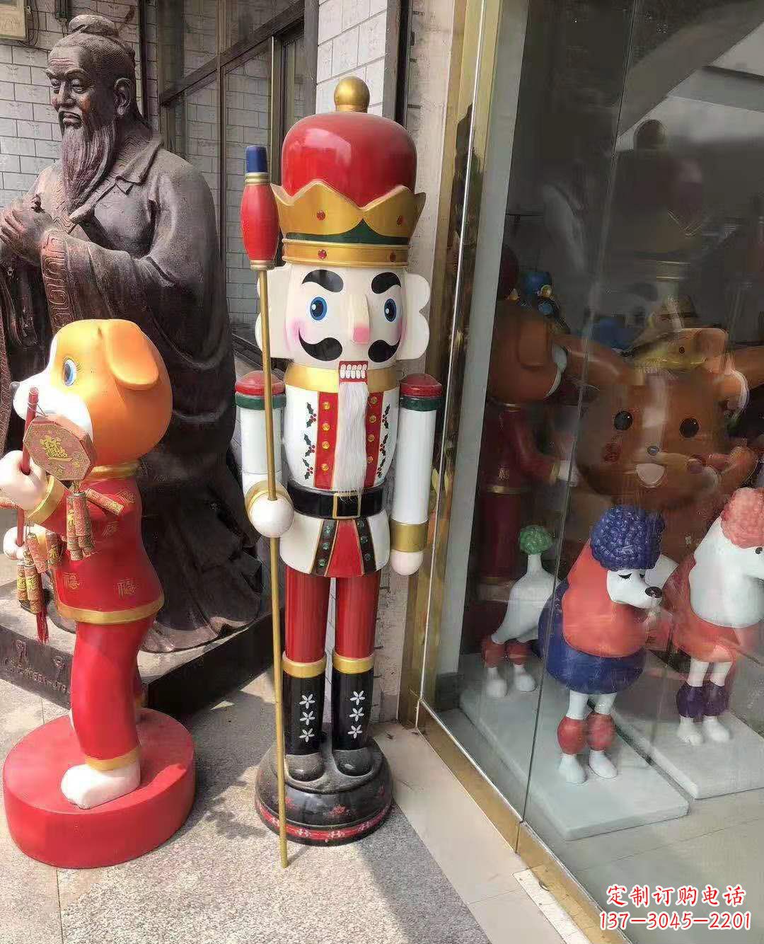 玻璃钢卡通迎宾人物雕塑酒店人物摆件