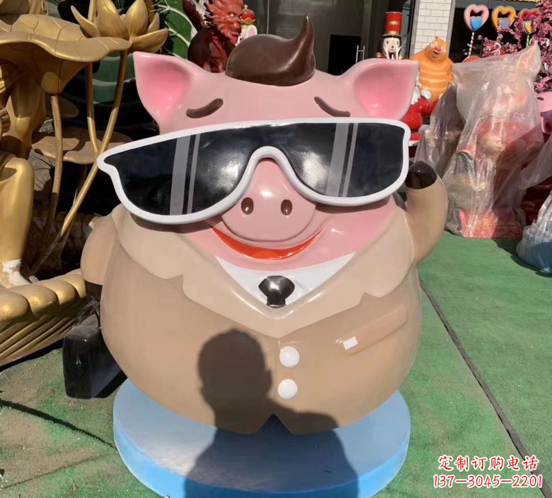 玻璃钢卡通猪雕塑 商场景观摆件