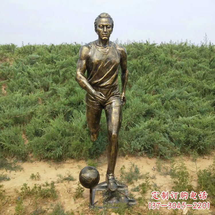 玻璃钢踢球人物雕塑