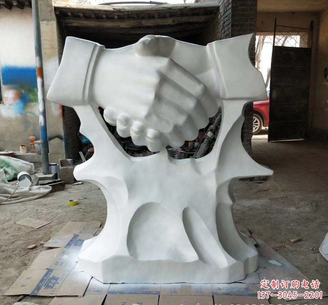 玻璃钢握手景观雕塑