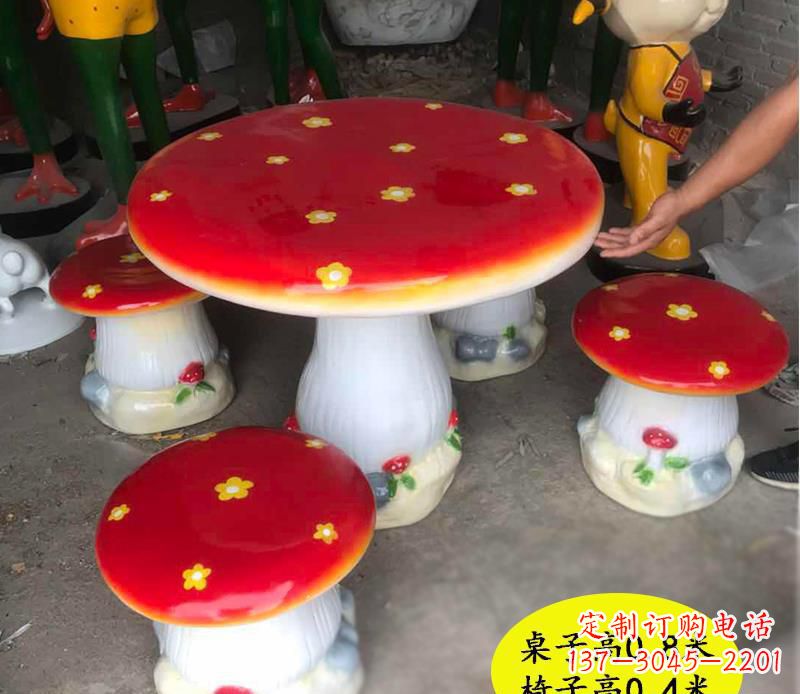 玻璃钢桌椅雕塑广场景观雕塑