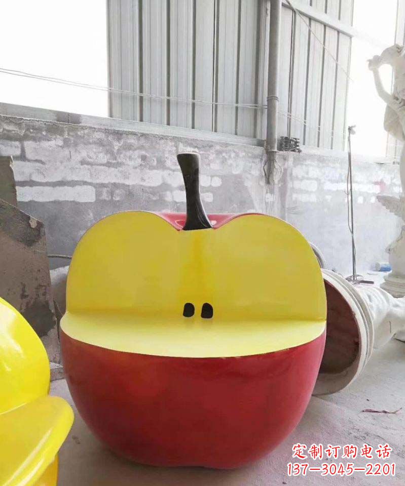 不锈钢半块苹果座椅雕塑