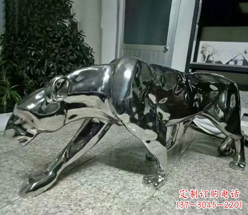 不锈钢豹子雕塑
