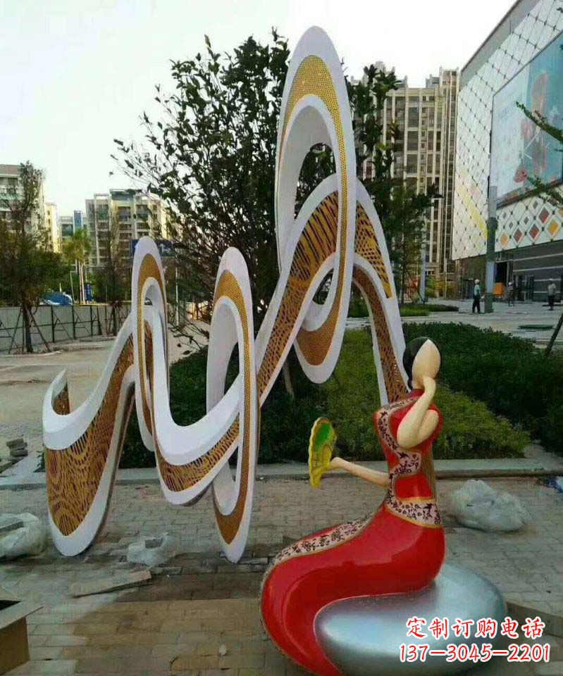 不锈钢彩带和人物雕塑