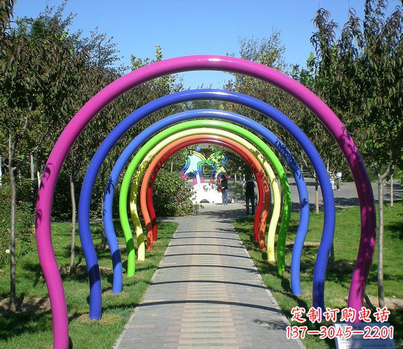 不锈钢彩虹门雕塑