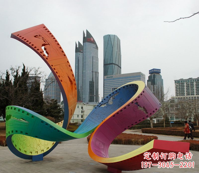 不锈钢彩色胶卷雕塑