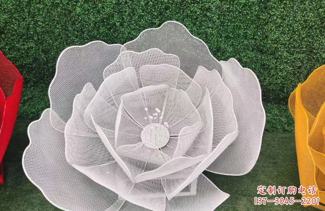 不锈钢彩色镂空花朵雕塑