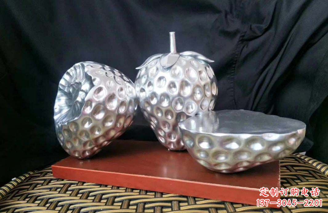 不锈钢草莓造型雕塑