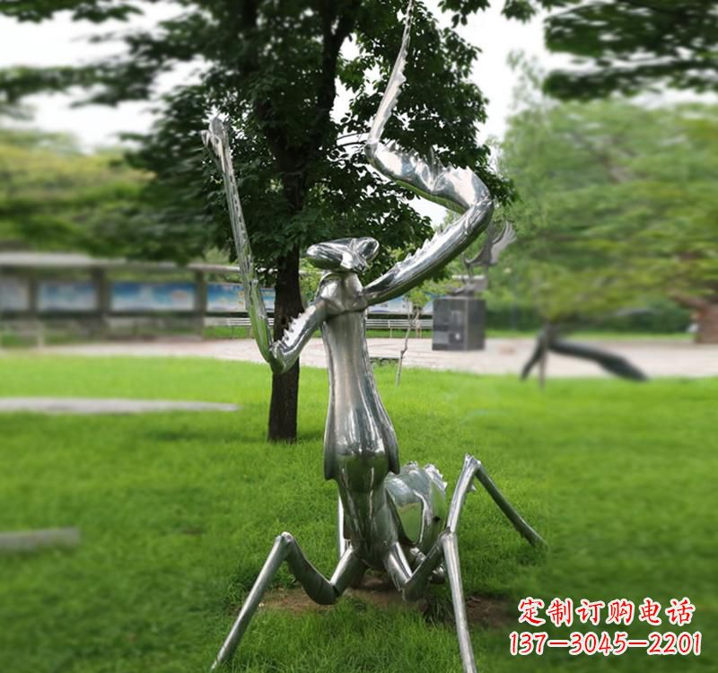 不锈钢草坪螳螂雕塑