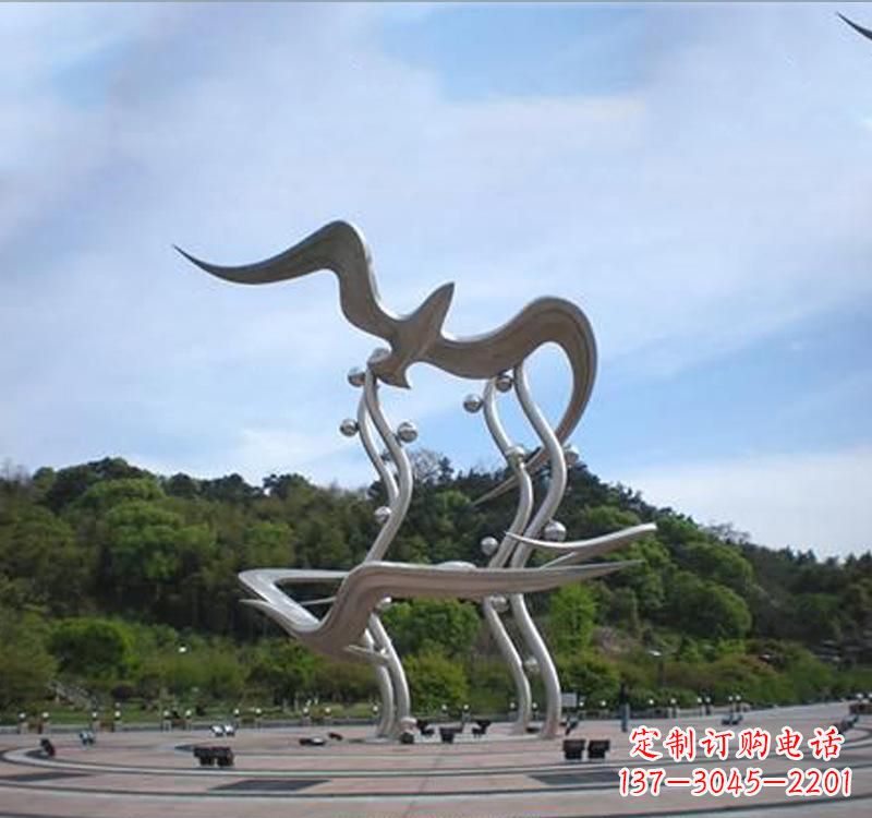 大雁展翅飞越城市圆环 大雁展翅飞越城市圆环