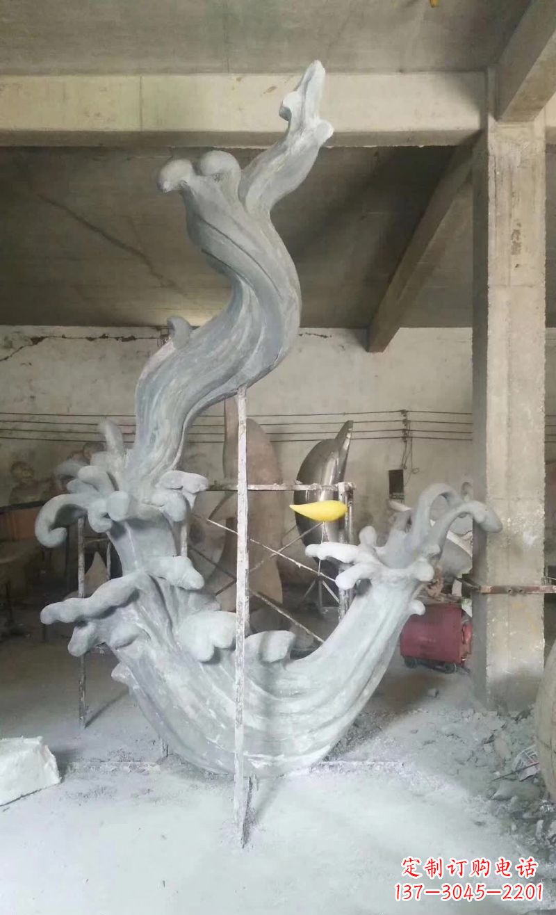 不锈钢抽象浪花和小鱼雕塑