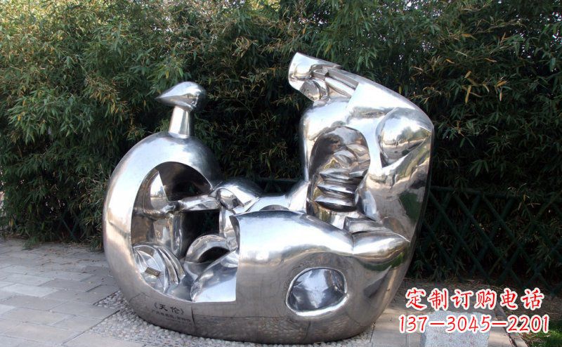 不锈钢抽象人物一家三口雕塑