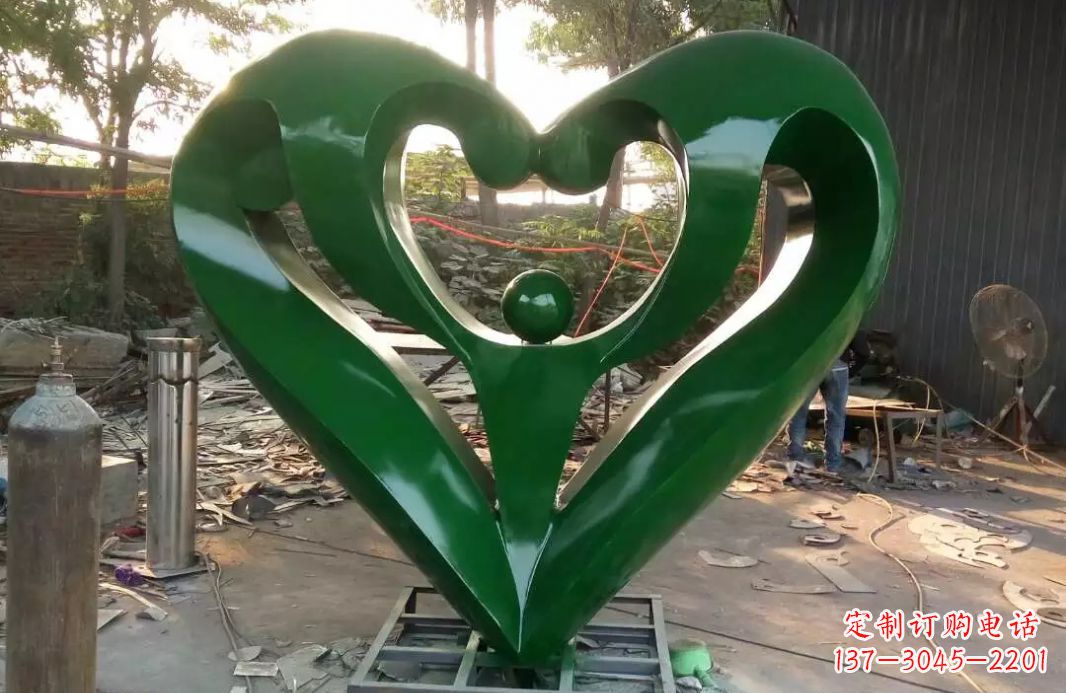 不锈钢抽象一家三口雕塑