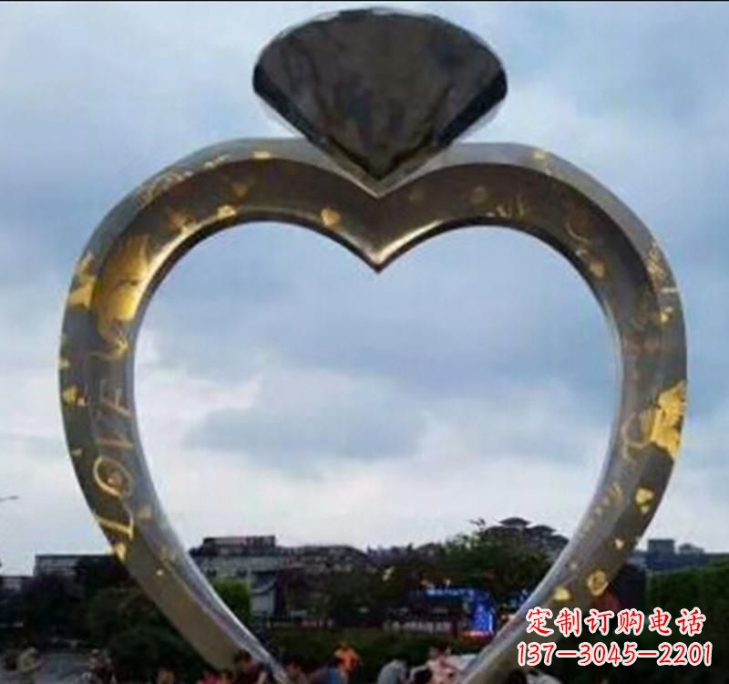 不锈钢创意戒指雕塑拥有独一无二的外观 不锈钢创意戒指雕塑拥有独一无二的外观