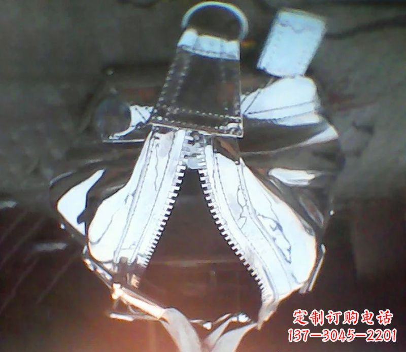 不锈钢创意手提包细节雕塑