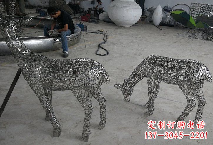 不锈钢动物镂空鹿雕塑