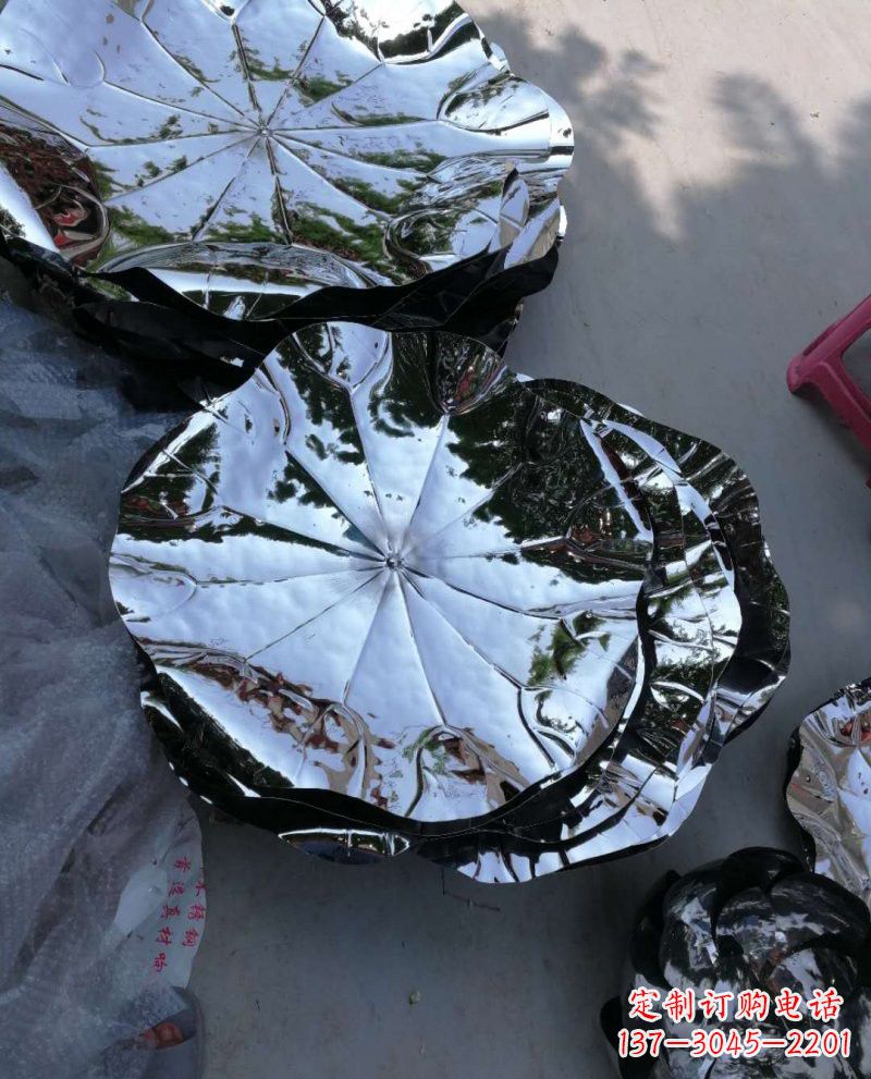 不锈钢锻造莲花雕塑效果图