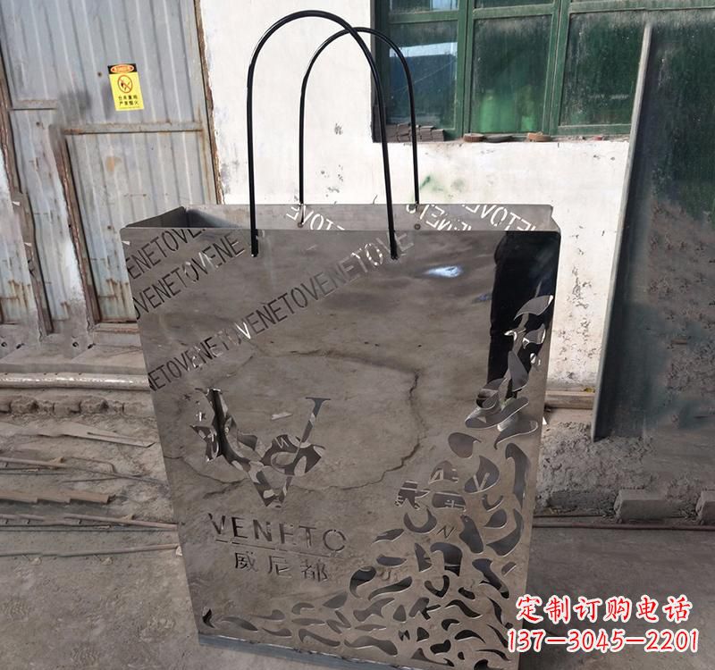 不锈钢广场购物书包雕塑