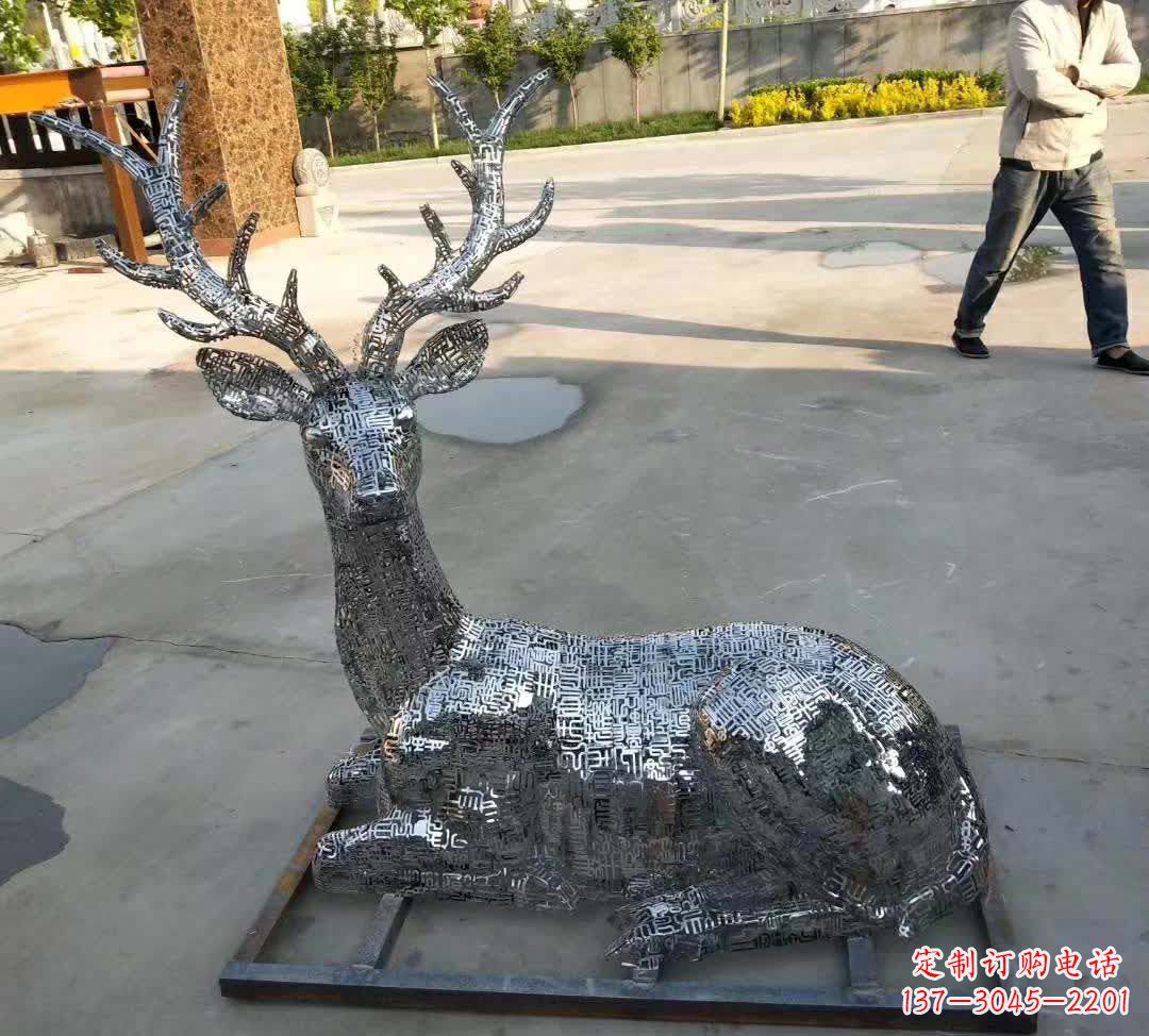 梅花鹿雕塑:点缀不锈钢广场星空 梅花鹿雕塑:点缀不锈钢广场星空