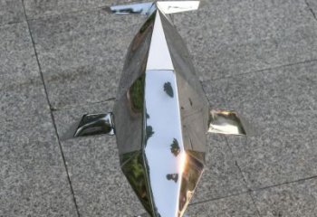 海豚雕塑令不锈钢广场更加灿烂