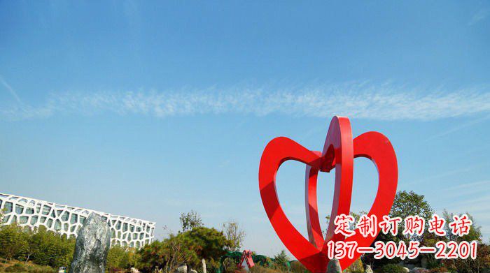 不锈钢交叉的爱心景观雕塑