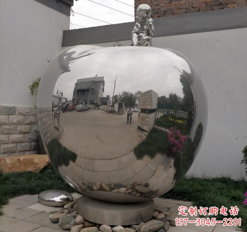 不锈钢金色苹果雕塑
