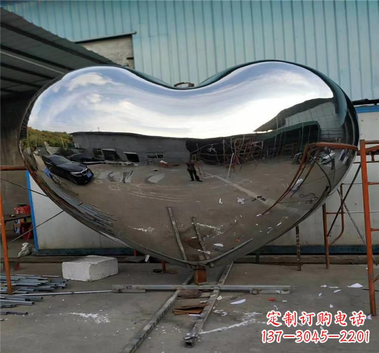 不锈钢镜面爱心雕塑