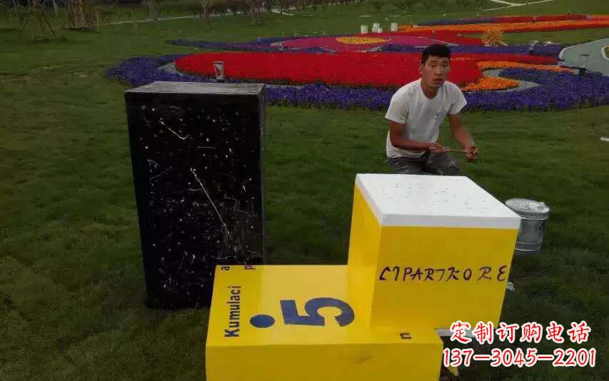 不锈钢烤漆阶梯雕塑