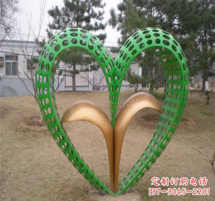 不锈钢镂空爱心雕塑