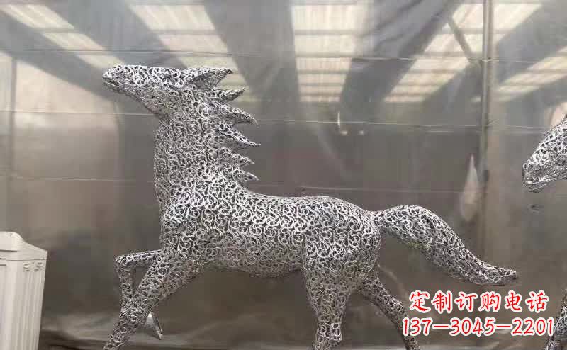 不锈钢镂空创意马雕塑