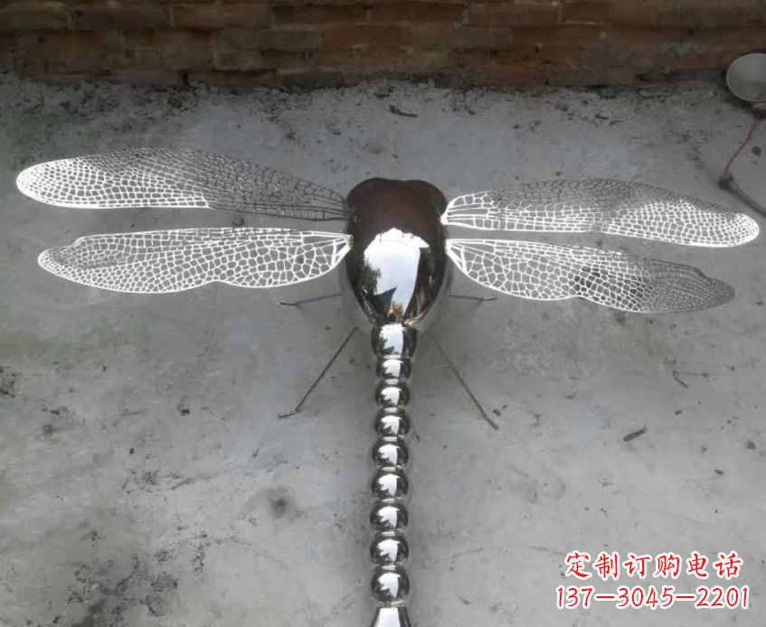 不锈钢镂空蜻蜓雕塑11
