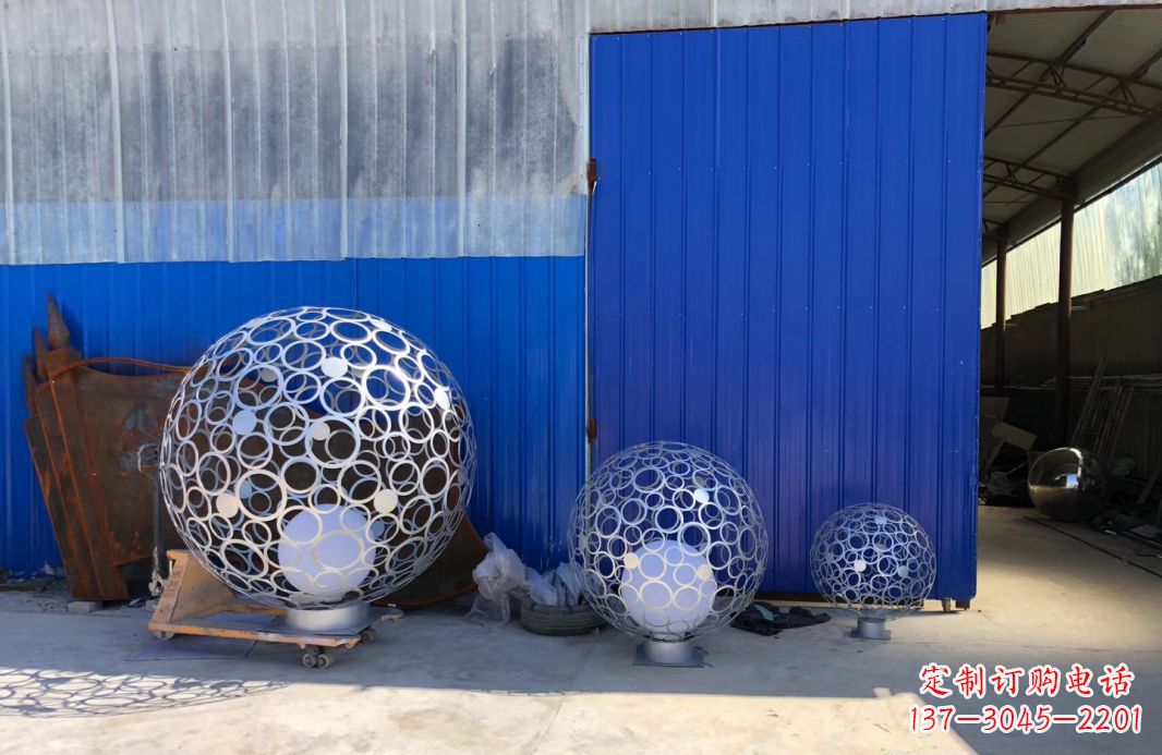 不锈钢镂空球雕塑校园景观雕塑 (1)