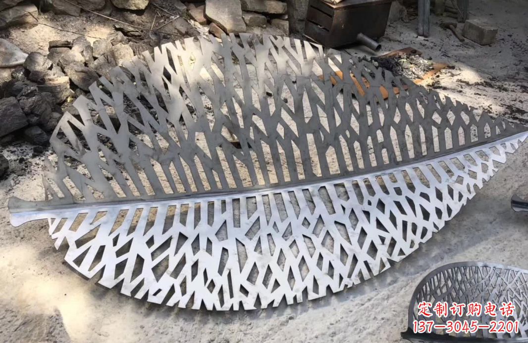 不锈钢镂空树叶雕塑:艺术的精美结合 不锈钢镂空树叶雕塑:艺术的精美结合