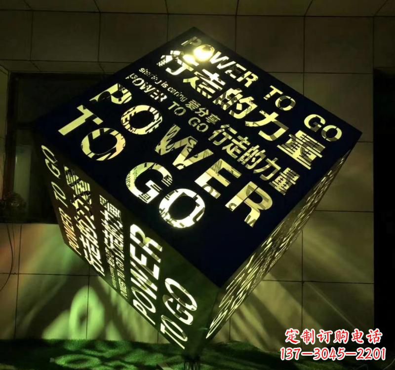 不锈钢材质的魔方雕塑精致的艺术设计 不锈钢材质的魔方雕塑精致的艺术设计