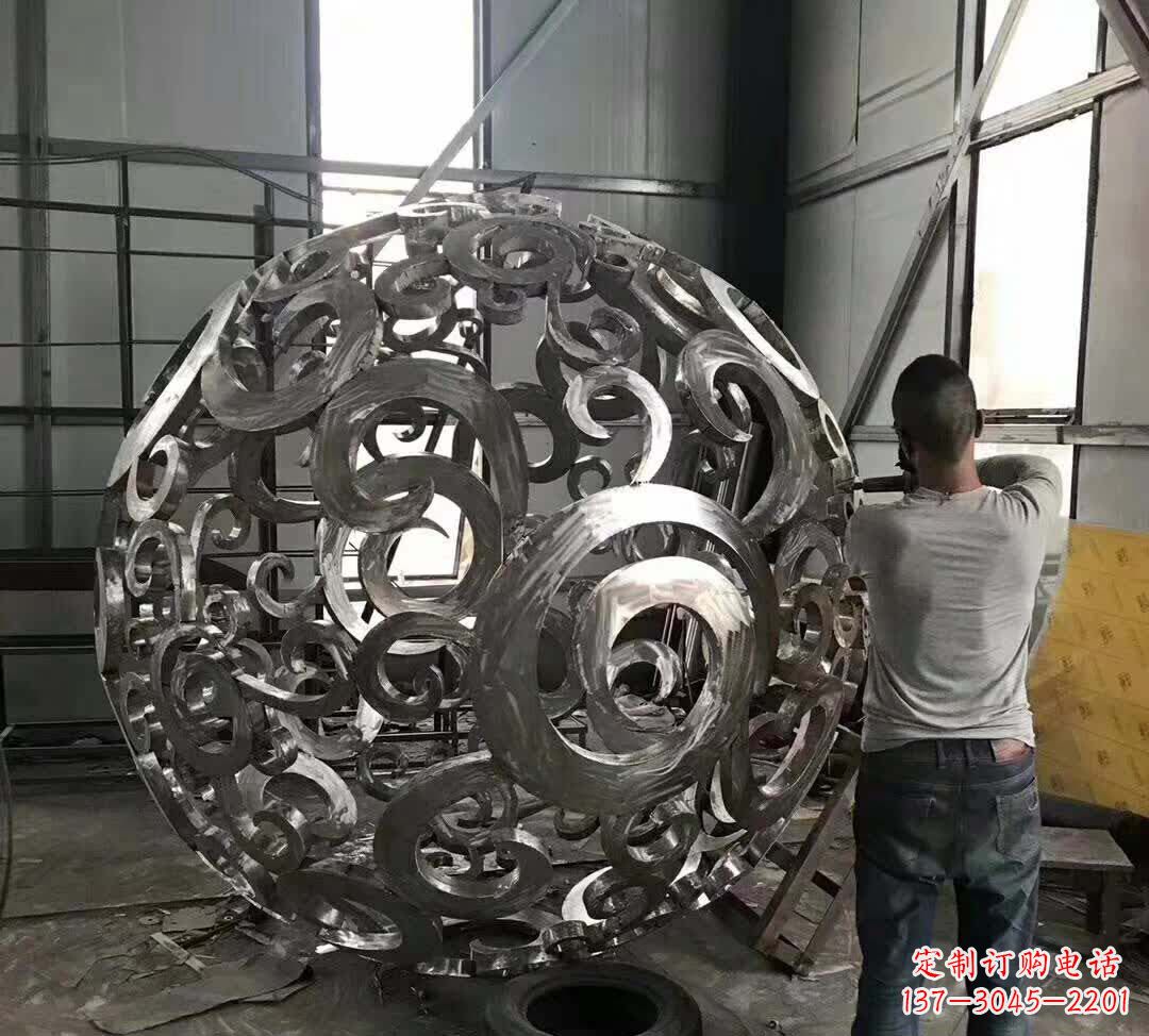 不锈钢镂空圆球雕塑