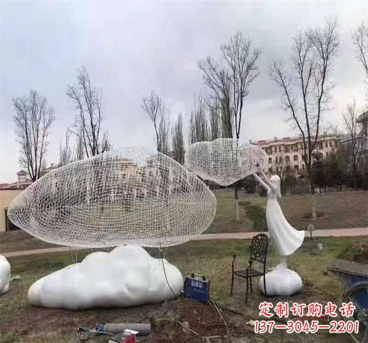 不锈钢镂空云朵雕塑2