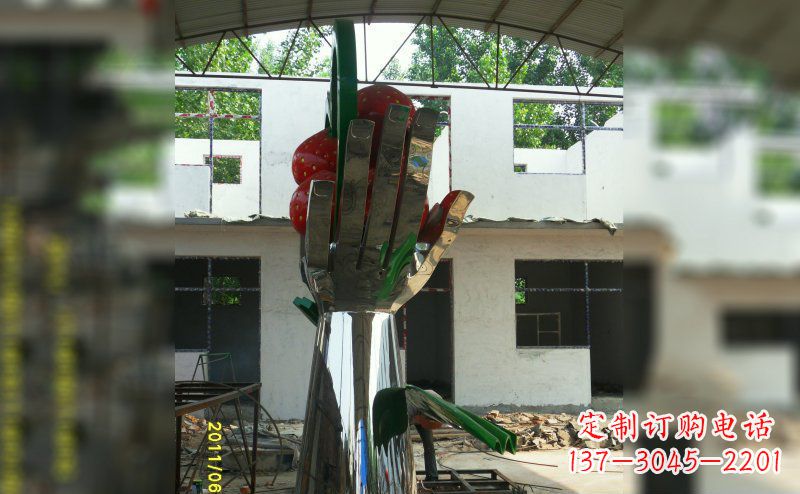 不锈钢手托草莓雕塑