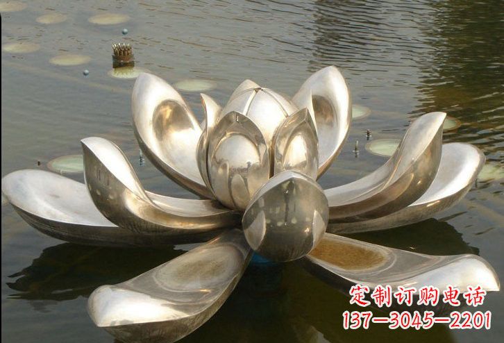 不锈钢水面上的莲花雕塑 不锈钢水面上的莲花雕塑