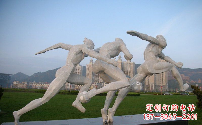 足球雕塑给公园景观增色 足球雕塑给公园景观增色