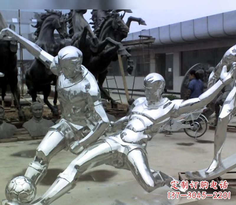 不锈钢踢足球的人物运动雕塑