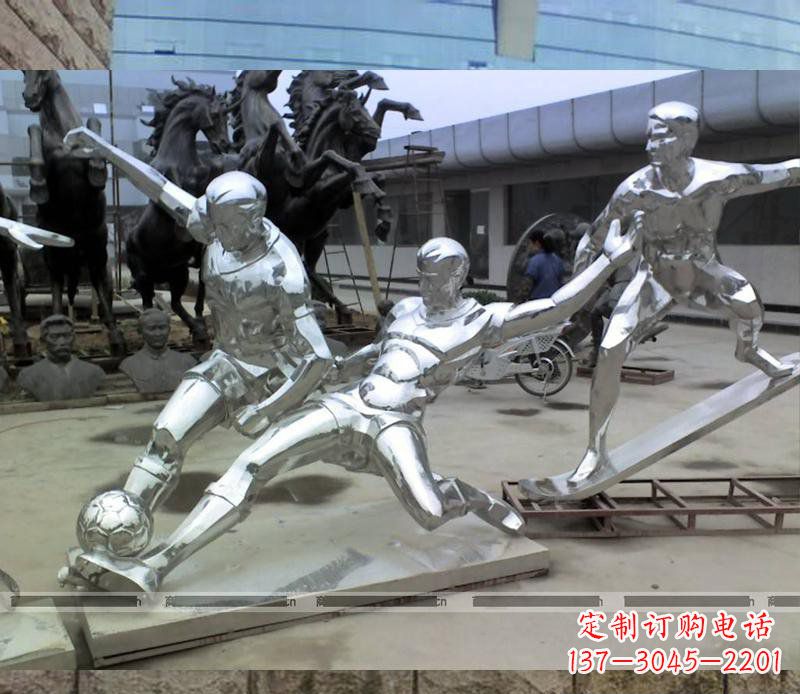 不锈钢踢足球玩滑板的人物雕塑