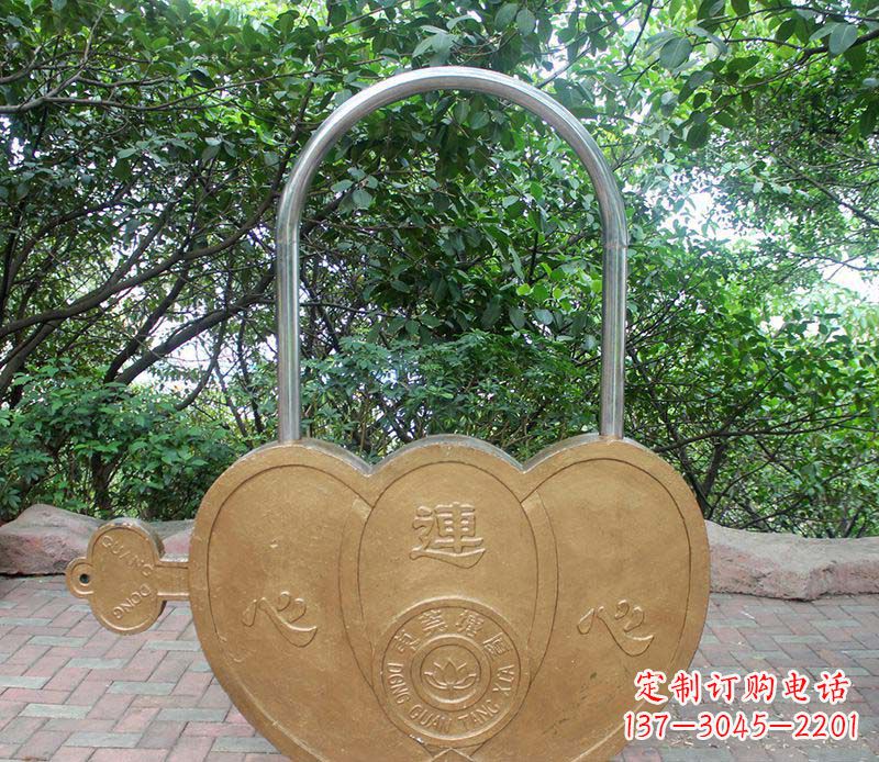 不锈钢同心锁雕塑1