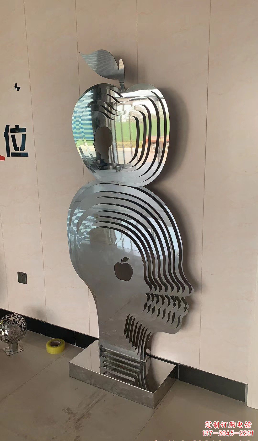 不锈钢头顶苹果镜面景观雕塑