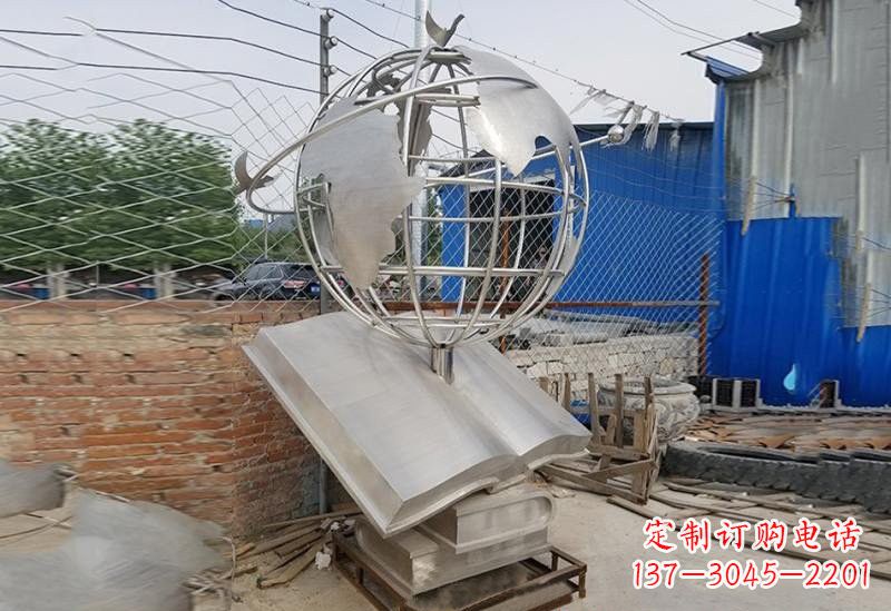 不锈钢校园里的地球雕塑 不锈钢校园里的地球雕塑