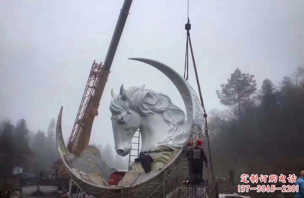 不锈钢月亮和马雕塑